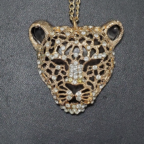 Jewelry - Gold tone blingy leopard pendant necklace